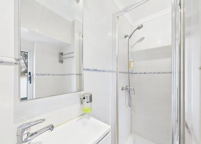 Charming 1br W/ Terrace In Alfama | By Airnest شقة