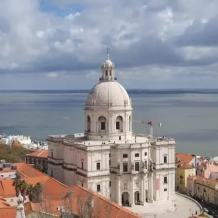 Apartamento Charming 1br W/ Terrace In Alfama | By Airnest