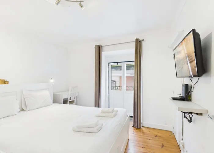 Charming 1br W/ Terrace In Alfama | By Airnest * Лісабон