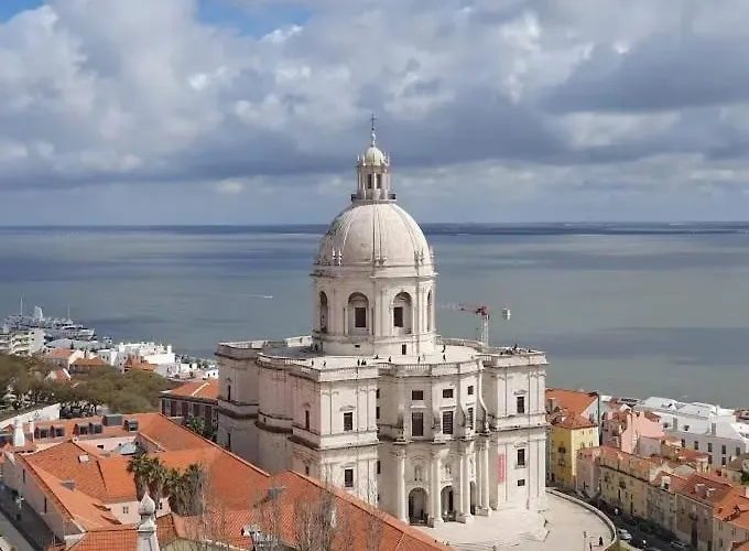 Apartamento Charming 1br W/ Terrace In Alfama | By Airnest